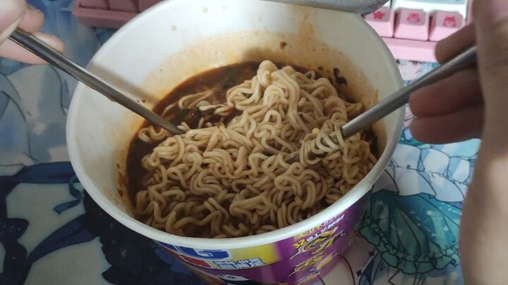 الحجر الجامعي: تناول معكرونة سوتشاي القديمة في سكن بنظام العضوية!