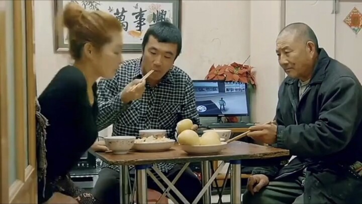 أراد حماه أن يشرب الماء، فأحضرت له زوجة ابنه مغرفة من الماء المغلي من الإناء ليشربه! قال حماه بسرعة: