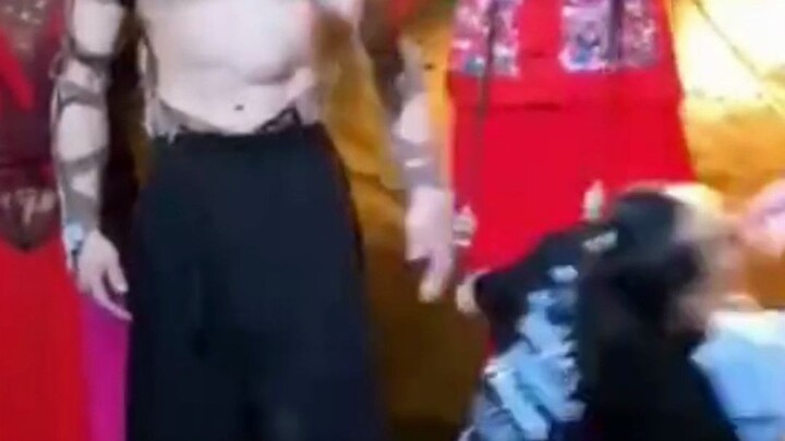 الآخرون يقدّمون الزهور، وأنت تقدّم السجود! #يانغ ليبينغ تفكّر: ابتسامتي لك مجرّد لفتة من باب اللياقة