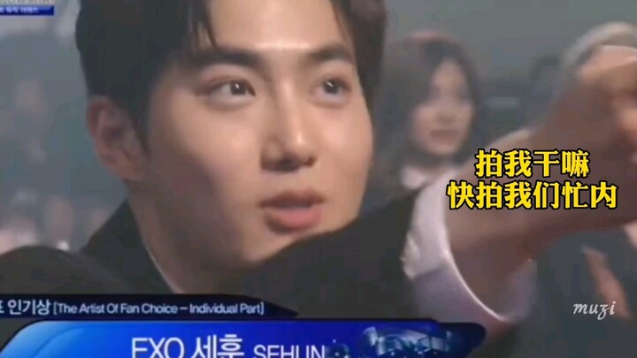 “Chụp tôi làm gì! Nhanh chụp em út Sehun của chúng ta đi❗”