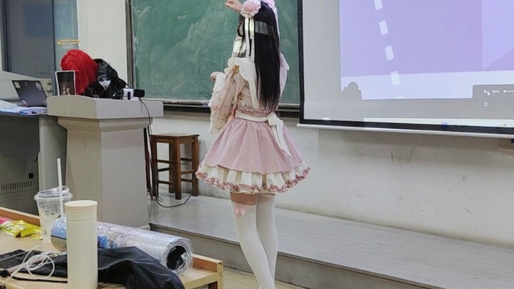 动漫社招新的学姐是地下偶像兼女仆大人？！