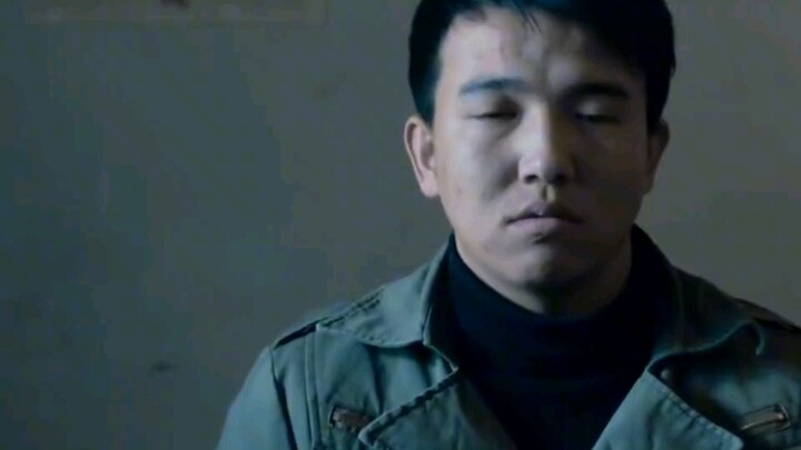 Cảnh sát: Bạn tập thử đi. Anh lớn: Sinh lý không cho phép!