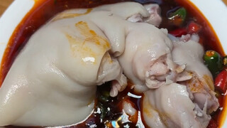 ขาหมูตุ๋นนุ่มเปื่อยจนหลุดจากกระดูกบนท้องถนนเฉิงตู กินคำเดียวหอมฟินสุดๆไปเลย