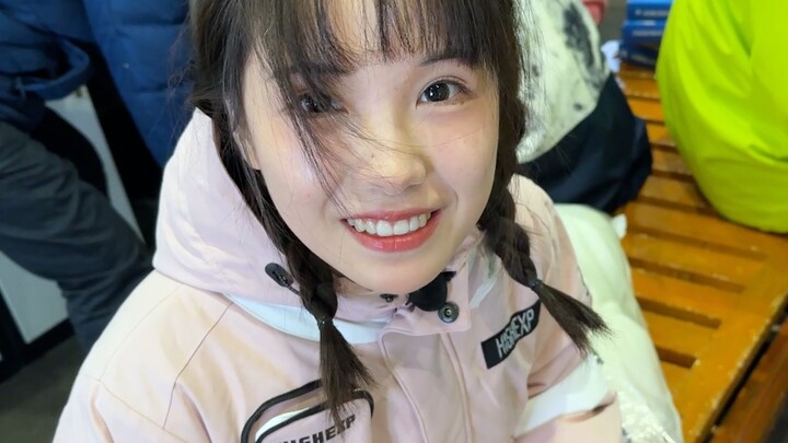 لا بد أن منظرها وهي تبكي بعد السقوط أثناء التزلج جميل جدًا!