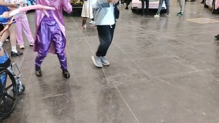 What can JO fans do at comic conventions?