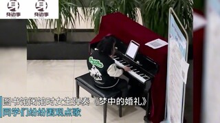 Saat perpustakaan tutup, seorang gadis bermain piano, menarik banyak teman sekelas untuk berkumpul d