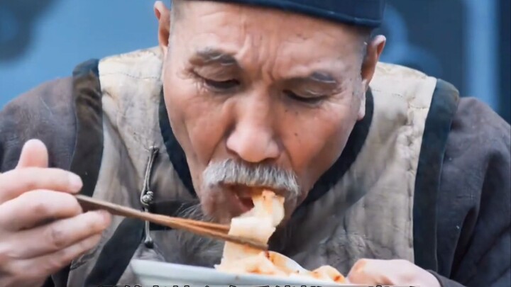 The Old Landlord Devours Three Big Bowls of Oil-Splashed Noodles in One Go!