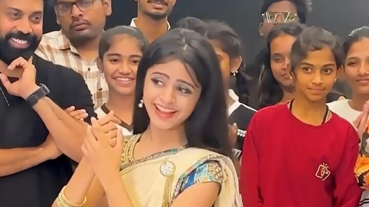 [Vũ đạo Ấn Độ] Biểu diễn cử chỉ và biểu cảm của cô bé 12 tuổi