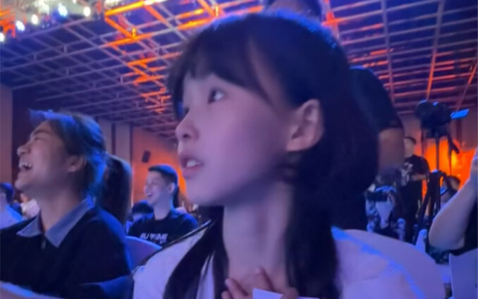 Meski usia kami sudah tidak muda lagi, emosi menyukai idola memang sulit untuk saya rasakan sepenuhn