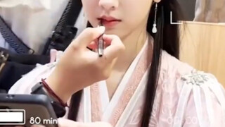 النجدة... من قال إن معجبي عائلتها مشغولون الآن بالتحضير لامتحانات الدراسات العليا والوظائف الحكومية؟