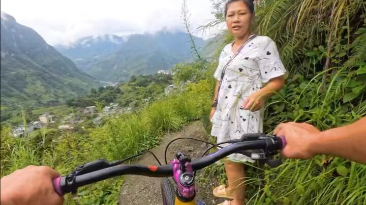 Người đi xe đạp Tây Kỳ 300 xuống núi lấy gói hàng, dọc đường còn cho một người quá giang