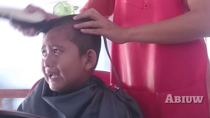 Reaksi Lucu anak  tidak mau di GUNDUL