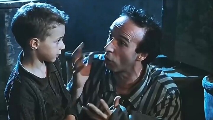 Cậu bé chỉ nói một câu bằng tiếng Do Thái, vậy mà khiến người cha giật mình hoảng hốt.