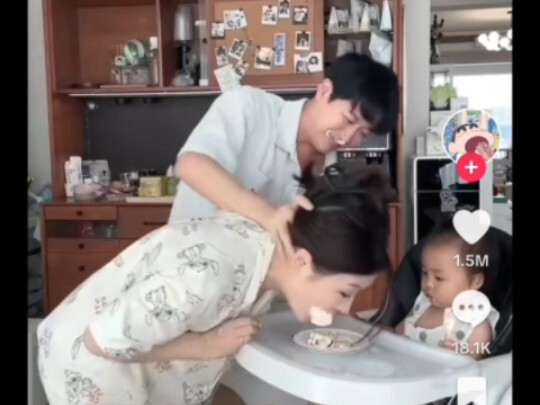 外网看中国父母假装打架偷吃孩子东西哈哈哈哈哈哈哈！！！