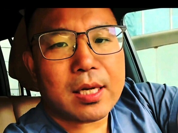 《坠崖博主》| 孩子雨天陪爸爸爬山 父亲不小心滑下山崖 为何获救后从此对孩子态度大转变？