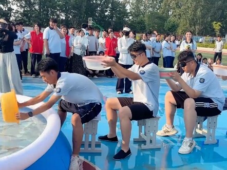 นักเรียนกำลังสาดน้ำกันในสนามผลัด ลองนึกถึงความรู้สึกของนักเรียนคนที่สองดูสิ คนสุดท้าย: ชายผ้าของเขาเ