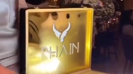Khi khách hàng yêu cầu một miếng bít tết vàng trị giá 5.000 đô la thì sẽ như thế này