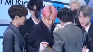 【BTS】哥你们这样搞得那些抢话筒发言的人特别好笑