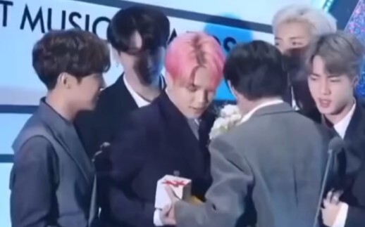 【BTS】يا رفاق، طريقتكم هذه تجعل الأشخاص الذين يقحمون أنفسهم للتحدث مضحكة جدًا!