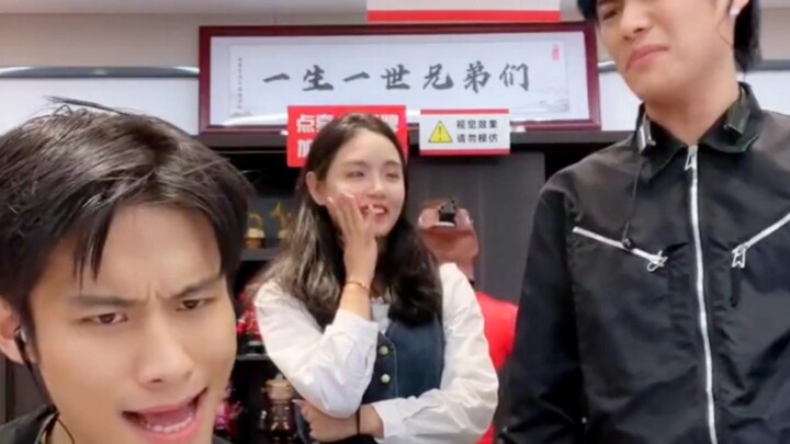 دا يانغ غه جسد شخصية "الشخص الصغير الذي حقق نجاحاً مفاجئاً" بشكل مذهل.