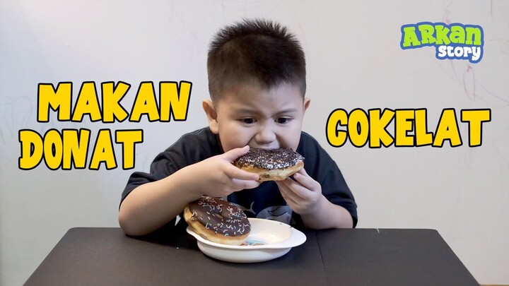 Makan Donat Cokelat Ala ARKAN