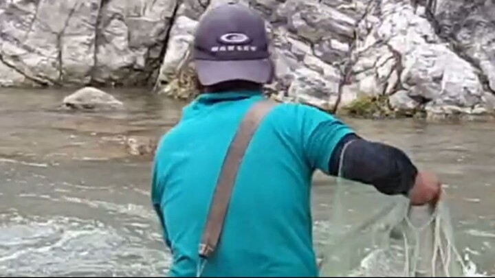 cast net fishing in Nepal | himalayan trout fishing with handmade cast net |