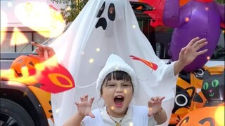 Apakah balita berusia tiga tahun bisa berhasil menjajakan barang di lapak pinggir jalan?