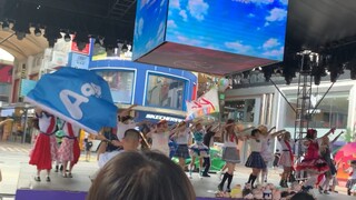 The 30-person Sunny Day Song was surprisingly neat without rehearsal