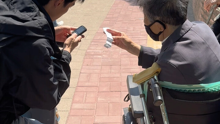 ความรักที่มีต่อแฟนหนุ่มพุ่งสูงสุดตอนที่เขาช่วยเหลือผู้สูงอายุ