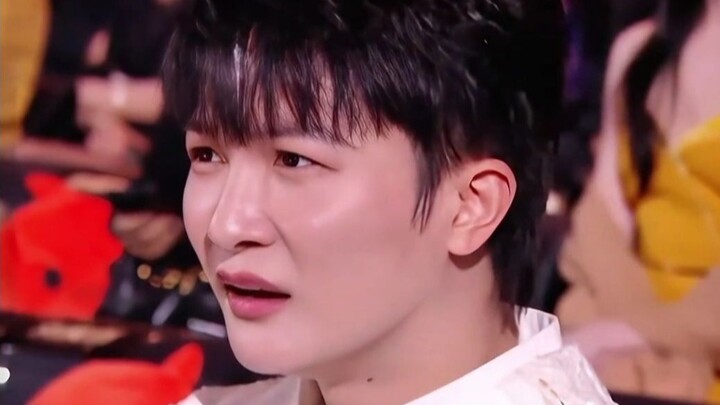 Giant women’s clothing tags go viral, men’s tags get a fresh new look #Tags