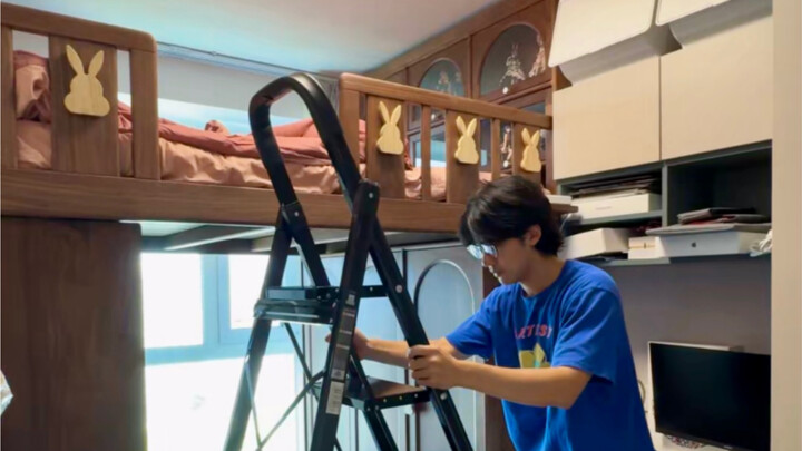 Aku sudah menemukan cara untuk naik ke tempat tidur ini!