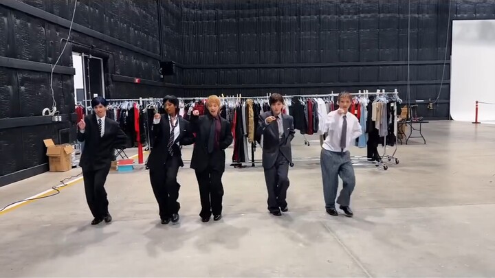 KATSEYE | The suit-clad girls dance to “Animal” ✨