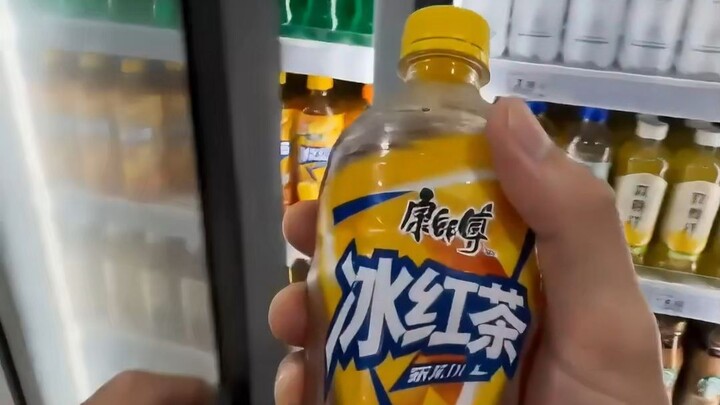 On the way home, I stopped by the convenience store! Pick your favorite drink to quench your thirst!