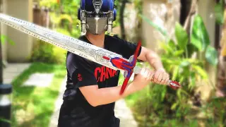 What will happen to the post-80s little brother COSPLAY Optimus Prime-Liu Gemo Play