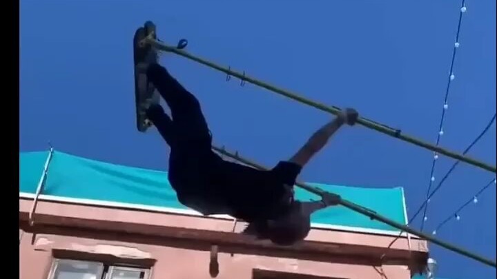 Dulu waktu kecil, kamu juga ingin berayun seperti ini nggak?