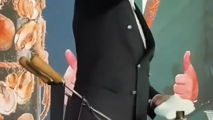 هذا الأخ الأسود العجوز ممتع جدًا، وكذلك زِنغ تشي وي.