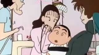 Crayon Shin-chan mengunjungi dokter gigi (2) Saat Shin-chan melihat peralatan di tangan dokter gigi,