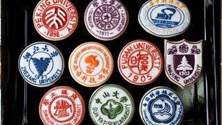 School Badge Shaped Biscuits: Cheering for the College Entrance Exam