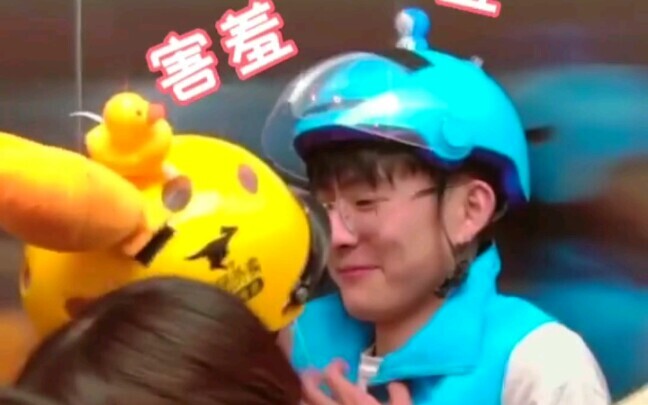 ชนกันแล้ว! พี่น้องผู้ส่งอาหาร Meituan และ Ele.me เจอหน้ากันในลิฟต์~