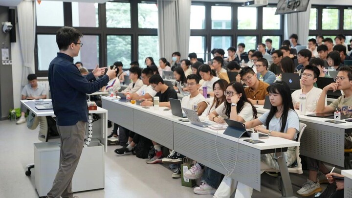 في جامعة تشينغهوا، كانت صفوفه ممتلئة حتى الممرات!