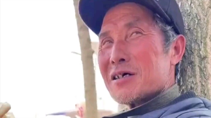 Heartbreaking! An elderly hawker selling hawthorns only eats a flour tortilla… “Last year, my child’