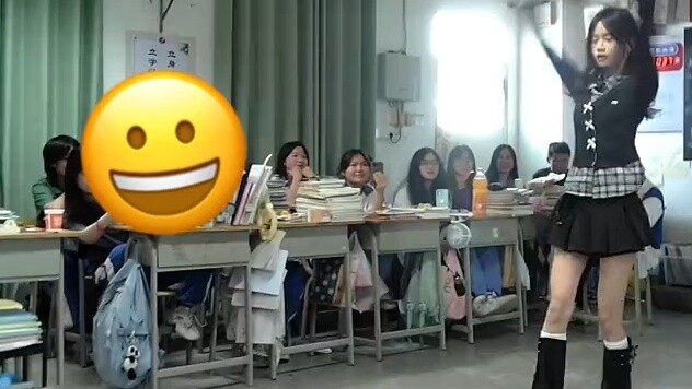 [Trường trung học cơ sở số 2 Jieyang] Một nữ sinh trung học biểu diễn điệu nhảy Hàn Quốc tại một buổ