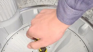 Máy giặt ở nhà dùng lâu ngày thường hay gặp đủ loại sự cố, hãy học ngay một mẹo này để xử lý dễ dàng