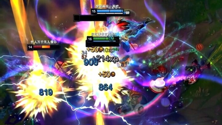 Apakah video ini menampilkan semua orang berdiri menonton karena tidak ada bangku?