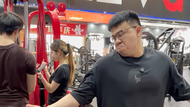 Pov: Anh chàng vừa thích cạnh tranh lại còn cố tỏ ra kín đáo