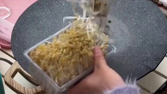 TikTok's Chinese girl went camping in her Ideal car and went viral, with 13.649 million views