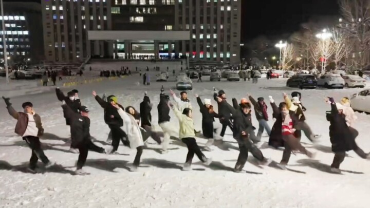 Snowing! College students dancing in the snow to Seventeen's "Today-Tomorrow's World Ends" Even if t