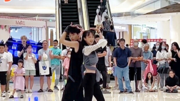 05Acara road show sister and brother line memperagakan kembali tarian paling sulit dari lingkaran Ko