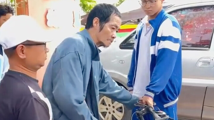 The old man claimed he’d picked up the bicycle, leaving the middle school student with no choice but
