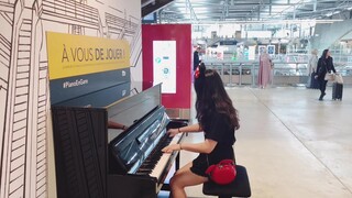 French train station plays the Passacaglia variation